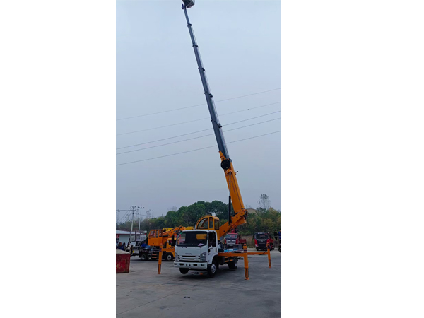 ISUZU 33Meter Insulated Booms Aerial Work Platform Basket Hydraulic Truck