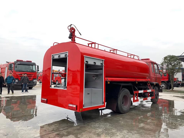 Dongfeng L Or Hp Fire Water Tanker Truck With Fire Fun